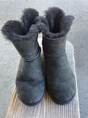 Uggs black short size 7